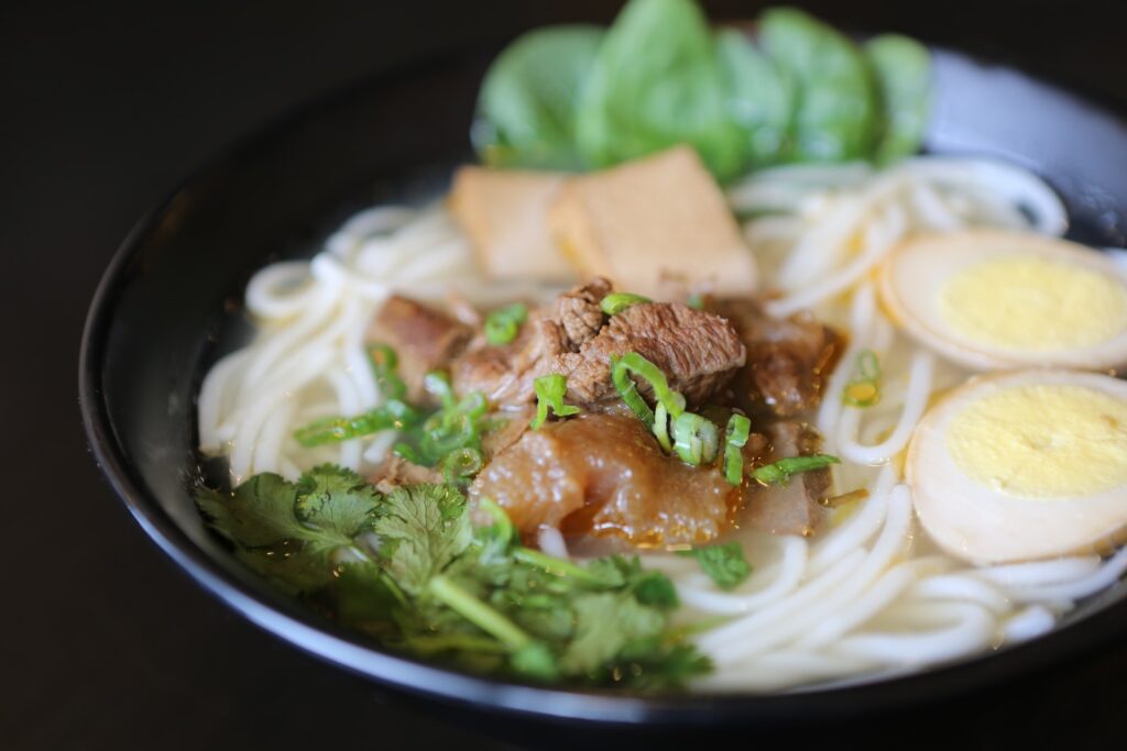 macro photography of ramen served in black bowl